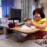 下肢の発達が不十分で生まれてきた人魚症候群（シレノメリア）の女の子のドキュメンタリー映像