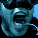 【動画】海の中で口を開いて魚に歯の掃除をさせてみた