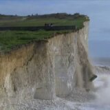 【動画】イギリスのバーリング・ギャップで崖の一部が崩落、超危険