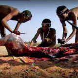 【動画】あー気持ちいい！！狩ったオリックスの血を体中に塗りたくるサン族の人たち