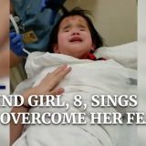 盲目の女の子（8歳）が治療の恐怖を克服するために力強く歌う